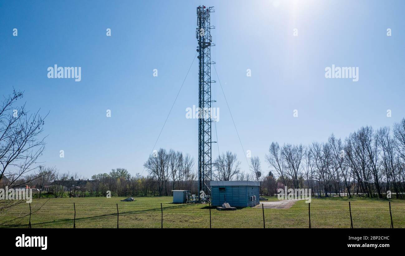 Une tour de transmission à ondes moyennes. Banque D'Images