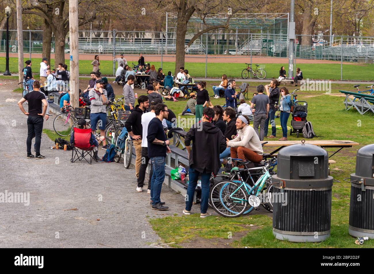 Montréal, CA - 16 mai 2020 : rassemblement de personnes dans le parc Lafontaine pendant une pandémie de coronavirus Banque D'Images