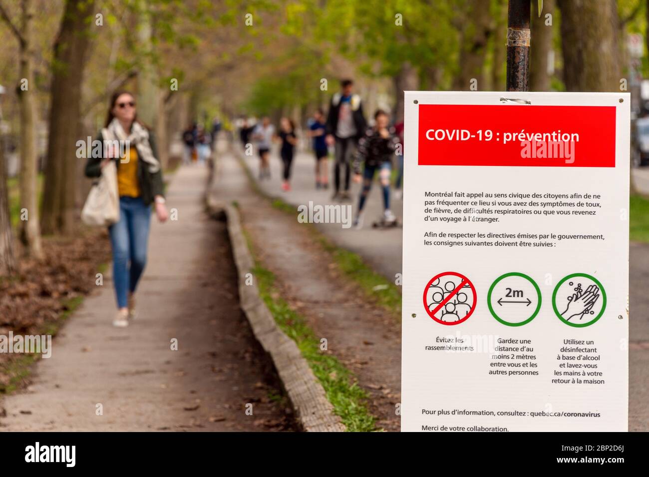 Montréal, CA - 16 mai 2020 : affiche montrant les lignes directrices de sécurité Covid-19 que de nombreuses personnes se rassemblent dans le parc Laurier Banque D'Images