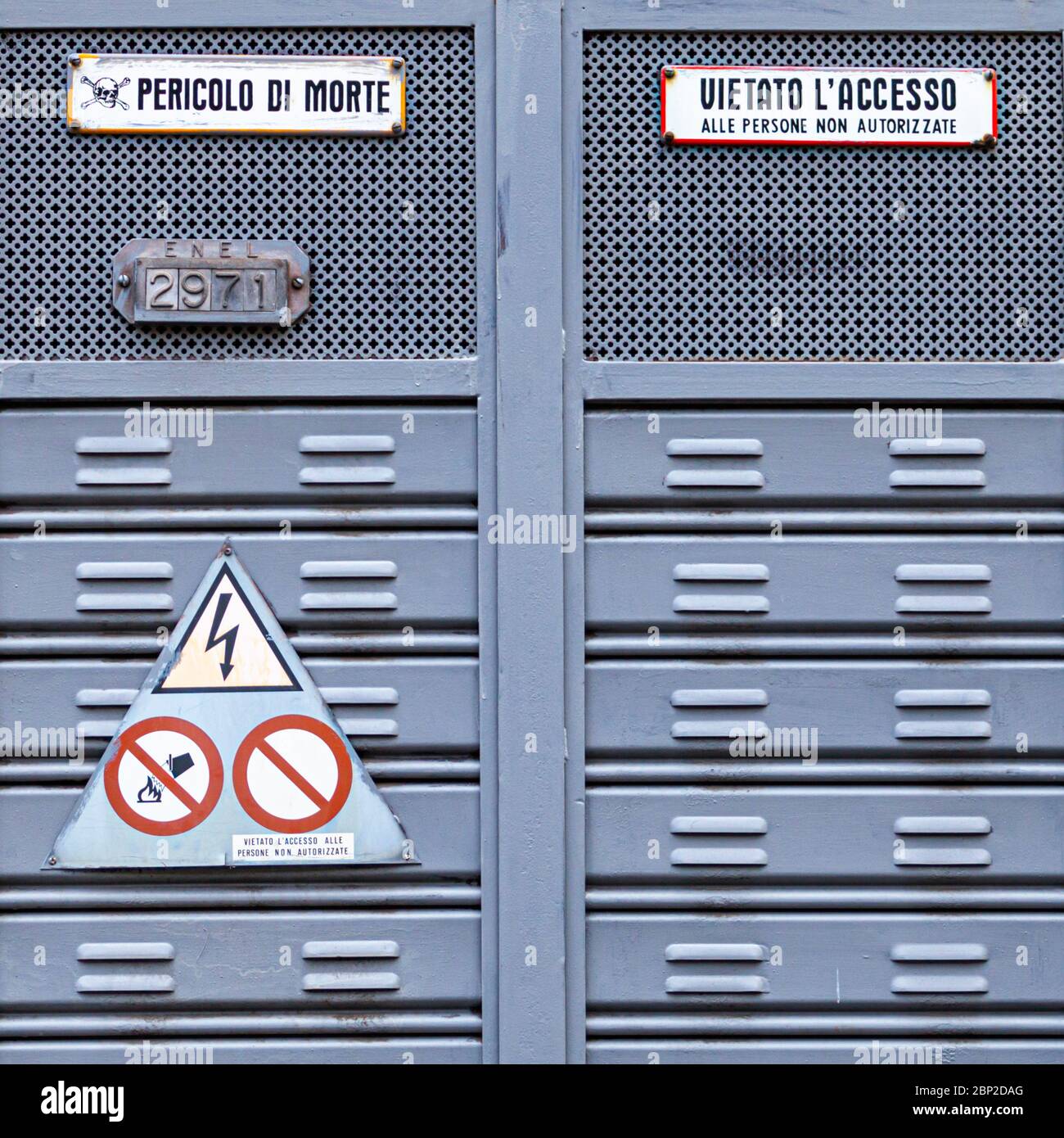 Plaque sur le boîtier de commutation avertissement sur le danger de la vie à Rome, Italie Banque D'Images