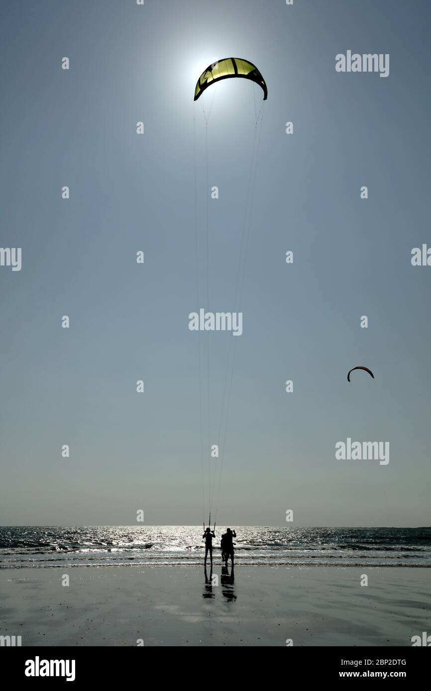 Cours de kite surf sur la côte nord-est de Northumberland. Banque D'Images