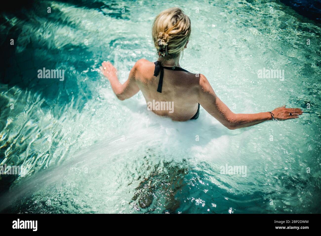 Femme dans la piscine spa. Banque D'Images