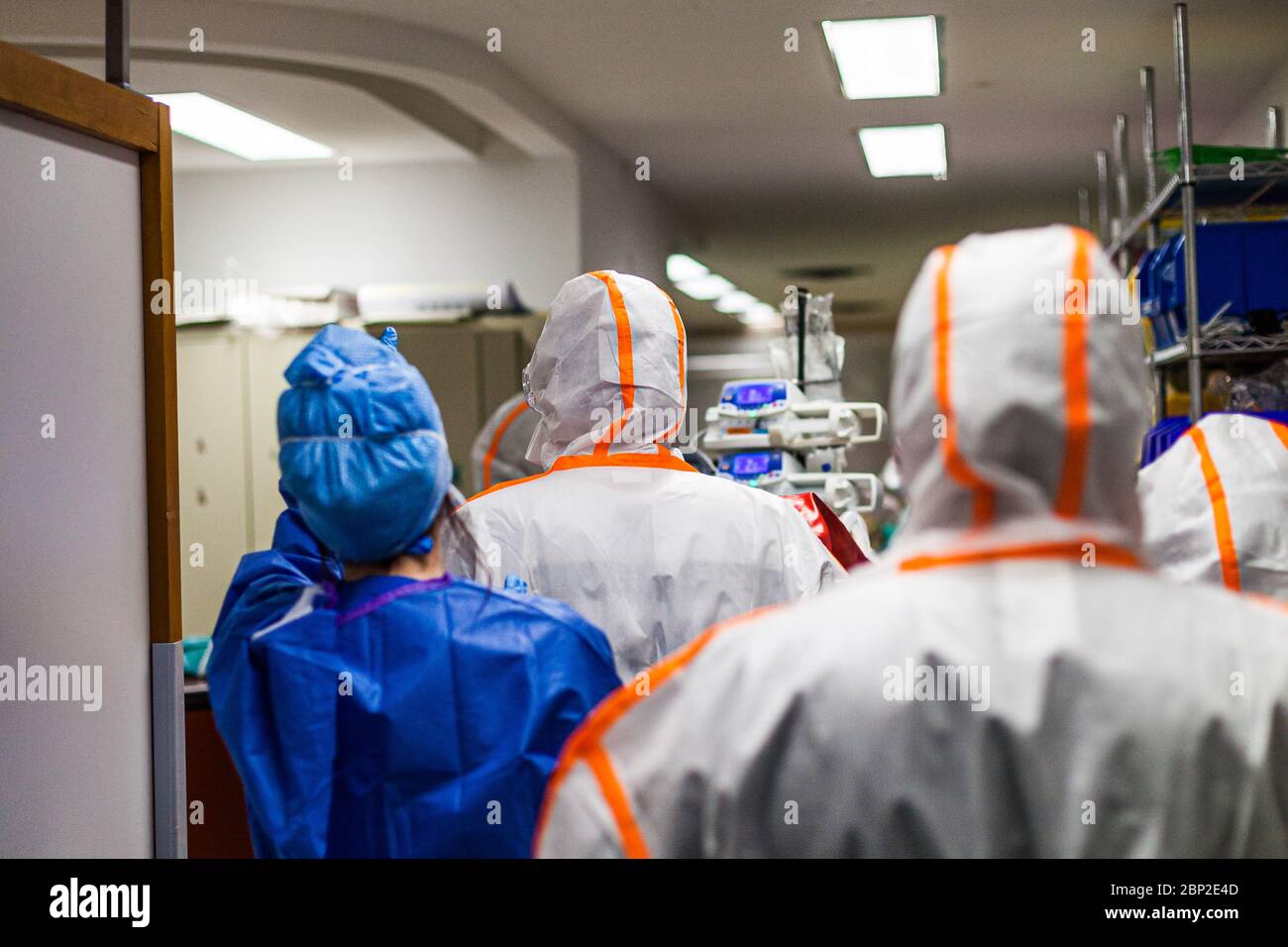 Transfert d'un patient affecté par Covid 19 d'une unité de soins intensifs d'Ile de France vers la province. Banque D'Images