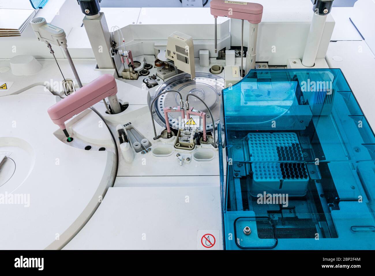 Appareil de test sérologique automatisé pour la détection des anticorps liés au Covid 19 dans le sang, laboratoire de biologie médicale, Cosem Mirosmenil Pa Banque D'Images