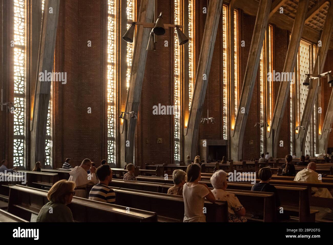 Varsovie, Pologne - 14 avril 2019 : Messe dans l'église Saint-Dominique de Varsovie Banque D'Images