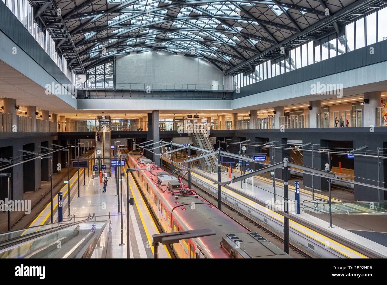 Lodz, Pologne - 7 juillet 2019 : intérieur de la gare ferroviaire de Lodz Fabryczna - une gare principale de Lodz Banque D'Images