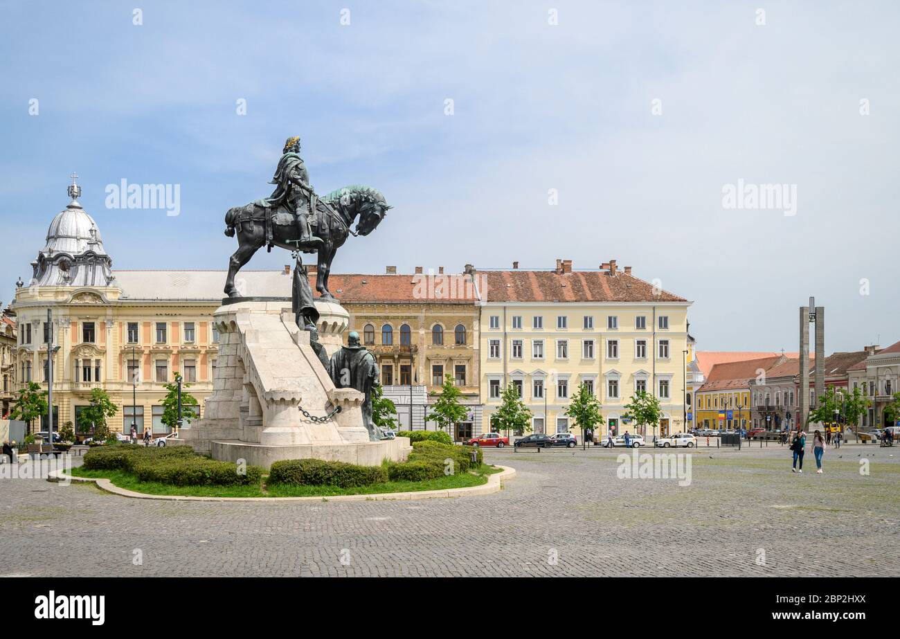 Cluj-Napoca, Roumanie - 15 mai 2020 : la statue de Matei Corvin, également connue sous le nom de Mattias Corvinus Rex, qui était un dirigeant hongrois-roumain de Transyllava Banque D'Images