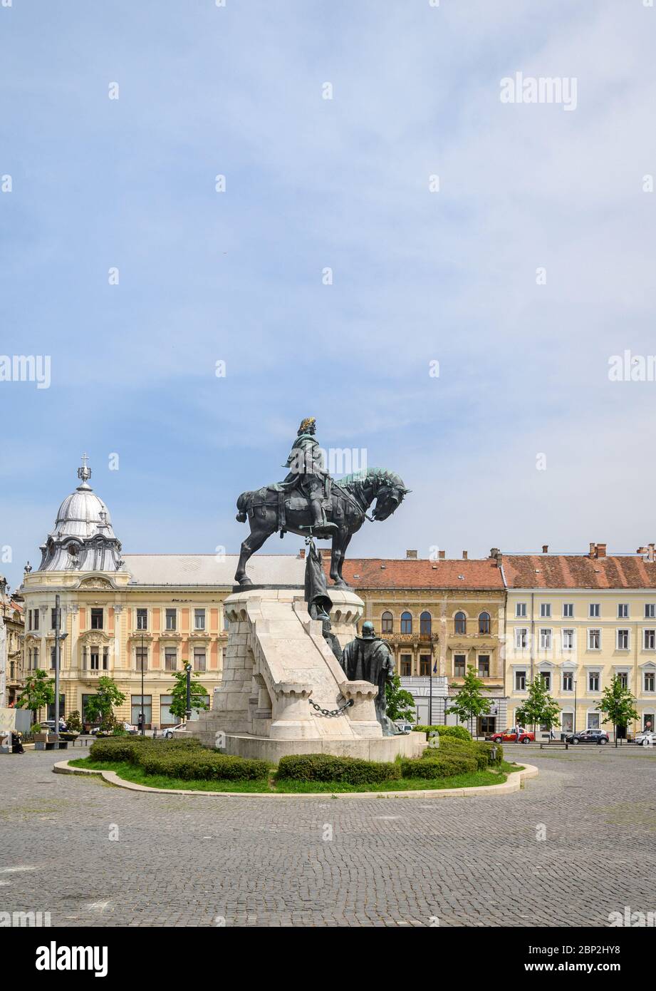 La statue équestre de Matei Corvin, également connue sous le nom de Matthias Rex ou Matias Corvinus dans le centre de la place Unirii (Union) à Cluj-Napoca ville de RO Banque D'Images