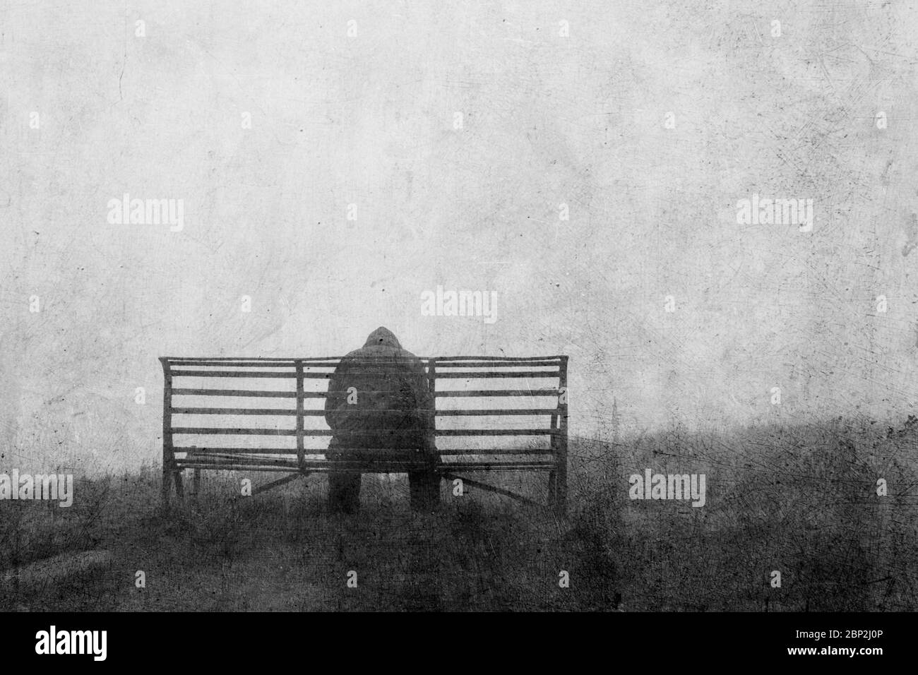 Un concept de santé mentale de figure mystérieuse de retour à la caméra, assis sur un banc seul. Avec une retouche texturée. Banque D'Images