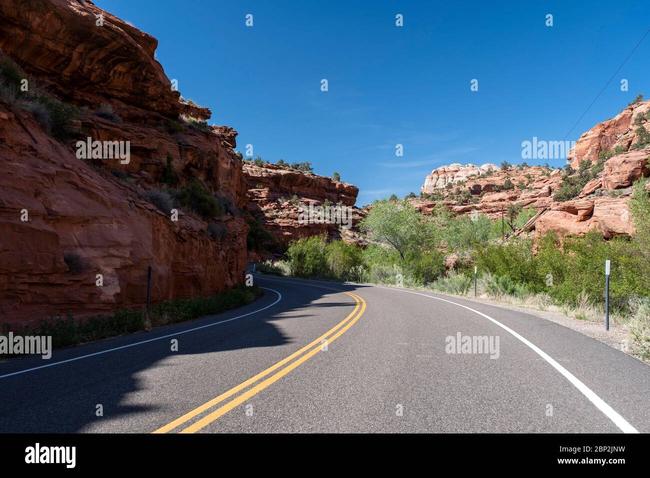 La pittoresque autoroute 12 serpentant à travers le monument national Grand Staircase Escalante dans l'Utah Banque D'Images