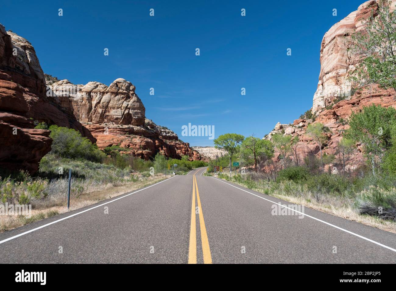 La pittoresque autoroute 12 serpentant à travers le monument national Grand Staircase Escalante dans l'Utah Banque D'Images