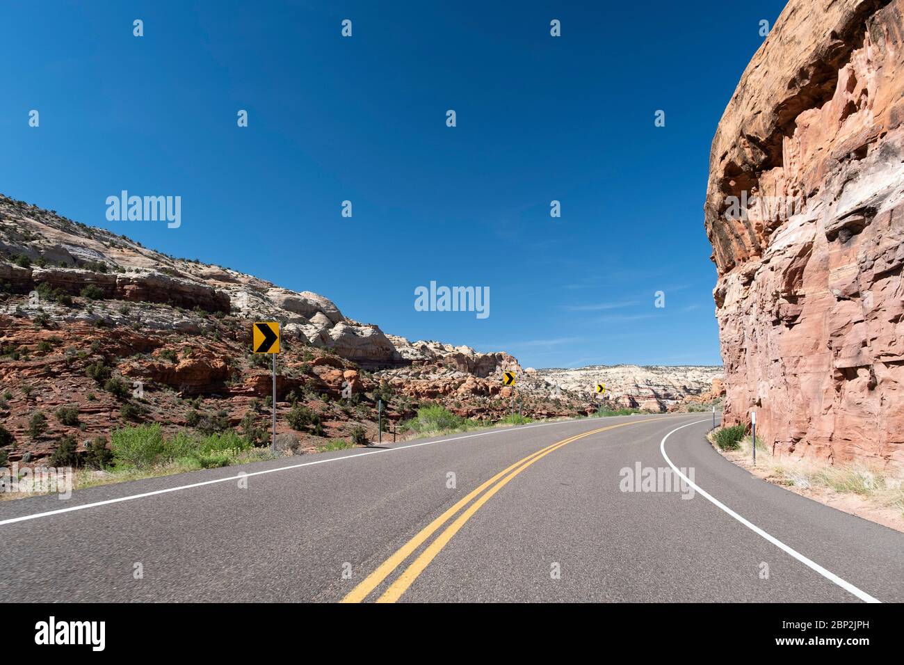 La pittoresque autoroute 12 serpentant à travers le monument national Grand Staircase Escalante dans l'Utah Banque D'Images