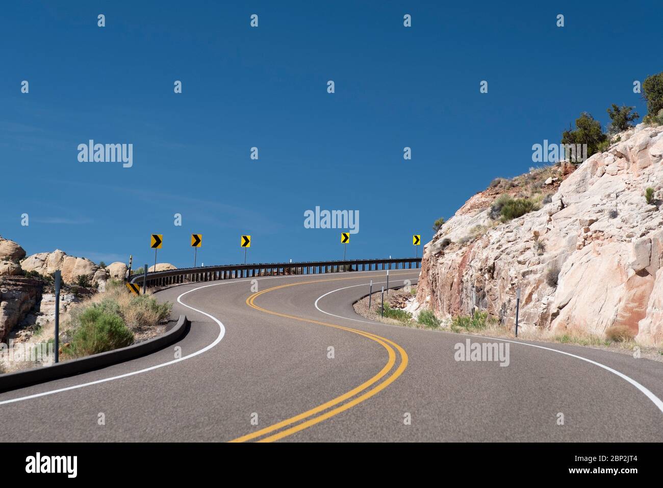 La pittoresque autoroute 12 serpentant à travers le monument national Grand Staircase Escalante dans l'Utah Banque D'Images