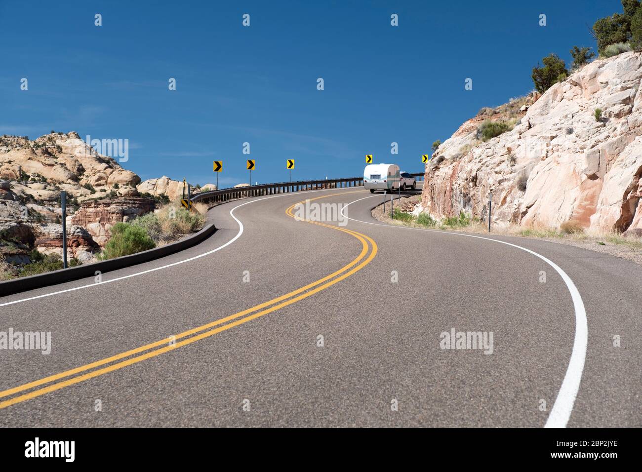 Voiture tirant une remorque d'époque le long de la pittoresque Utah Highway 12 dans la région d'Escalante Canyons Banque D'Images