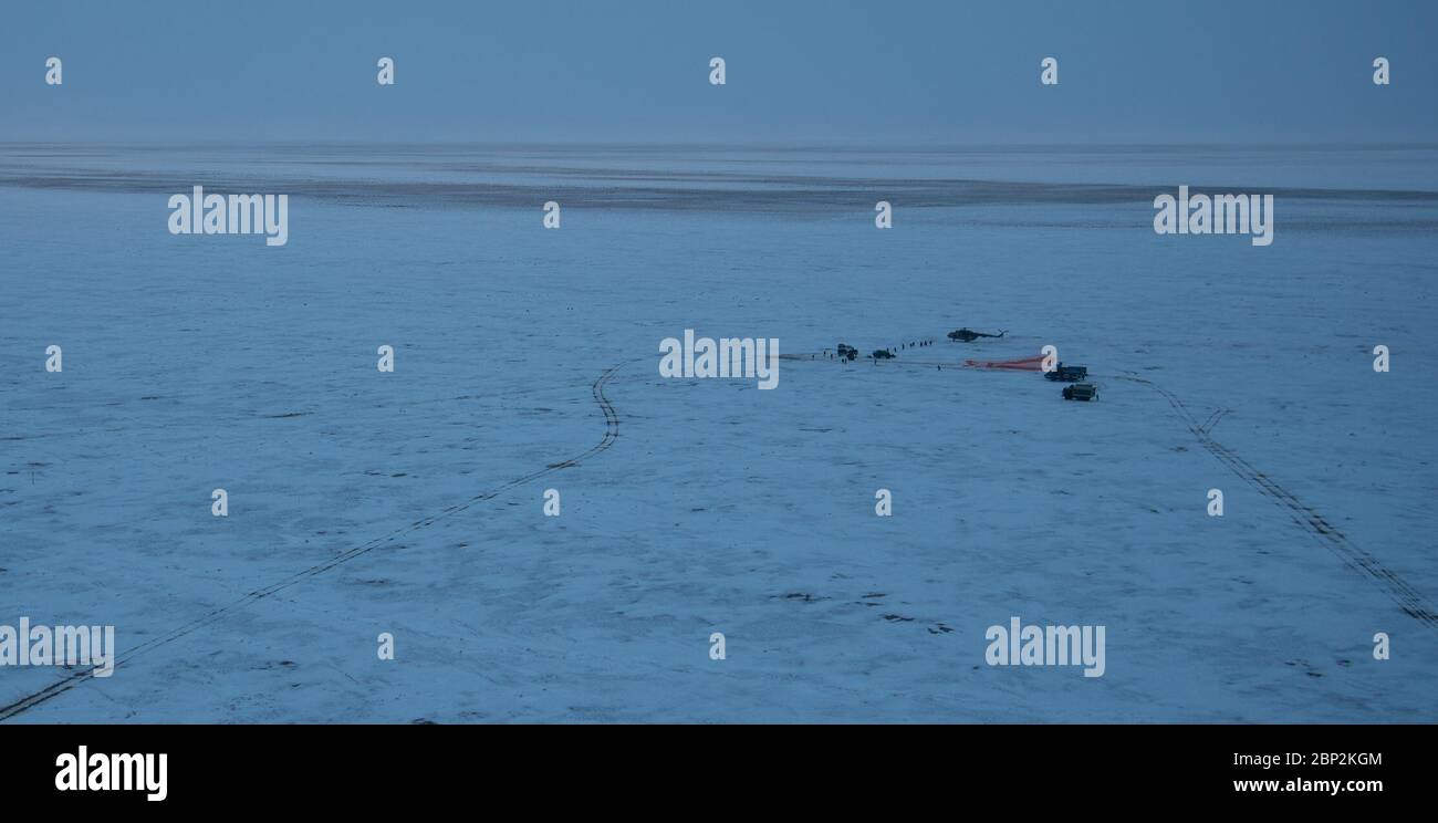 Expédition 54 Soyuz MS-06 Landing les équipes russes de recherche et de sauvetage arrivent au vaisseau spatial Soyuz MS-06 peu après son atterrissage avec les membres d'équipage de l'expédition 54 Joe Acaba et Mark Vande Hei de la NASA et le cosmonaute Alexander Meurkin près de la ville de Zhezkazgan, au Kazakhstan, le mercredi 28 février 2018 (Février 27, heure de l'est.) Acaba, Vande Hei et Misurkin reviennent après 168 jours dans l'espace où ils ont servi comme membres des équipages de l'expédition 53 et 54 à bord de la Station spatiale internationale. Banque D'Images