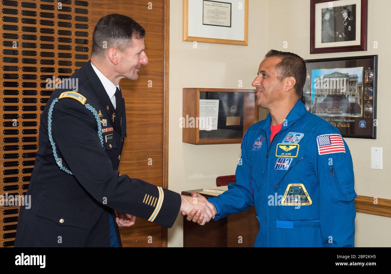 Les astronautes Vande Hei et Acaba au cimetière national d'Arlington l'astronaute de la NASA Joe Acaba, à droite, se serre la main avec le lieutenant-colonel Jeffery Todd Burroughs, commandant du bataillon de la vieille garde, le vendredi 15 juin 2018 au cimetière national d'Arlington, à Arlington, en Virginie Banque D'Images