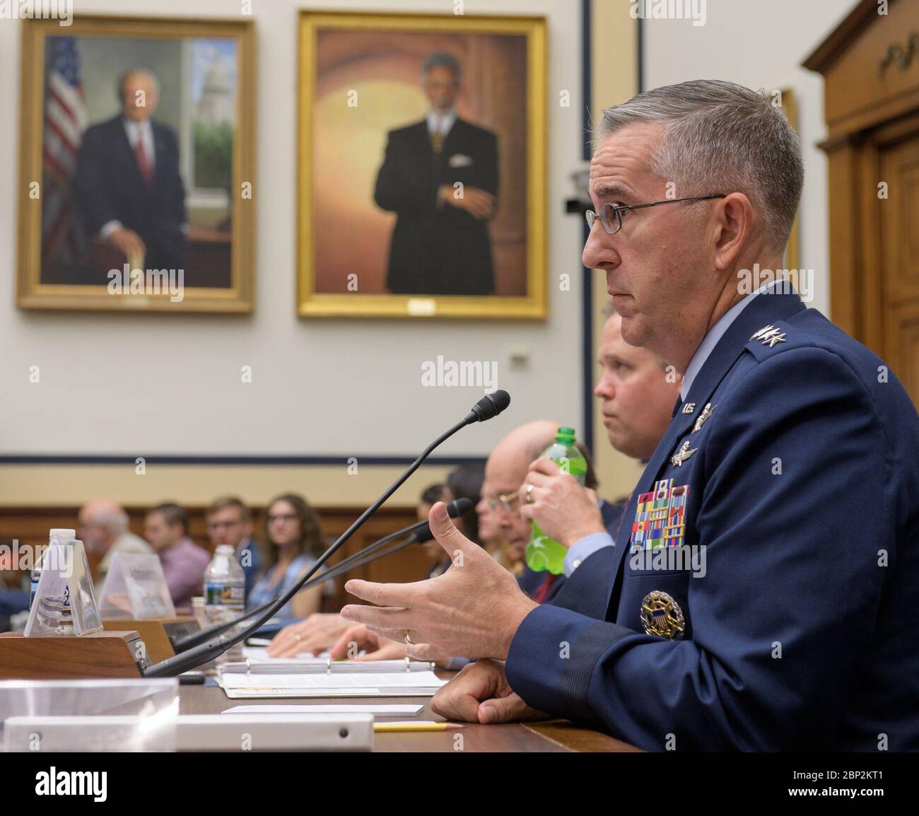 Audition sur la conscience de la situation spatiale - Commandant du Commandement stratégique des États-Unis, le général John Hyten témoigne devant le sous-comité de la Chambre sur les forces stratégiques lors d'une audition sur la conscience de la situation spatiale : toute la perspective du gouvernement sur les rôles et responsabilités, le vendredi 22 juin 2018, à l'immeuble Rayburn House à Washington. Banque D'Images