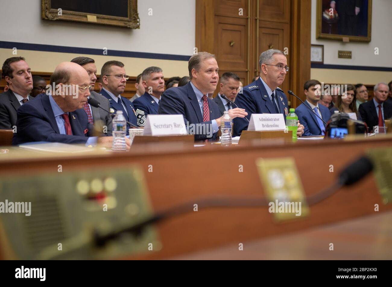 Audition sur la sensibilisation à la situation spatiale - le secrétaire au commerce Wilbur Ross, à gauche, l'administrateur de la NASA, Jim Bridenstine, au centre, et le commandant du Commandement stratégique des États-Unis, le général John Hyten, témoignent devant le sous-comité des forces stratégiques de la Chambre lors d'une audition sur la sensibilisation à la situation spatiale : Perspectives pangouvernementales sur les rôles et les responsabilités, le vendredi 22 juin 2018, à l'immeuble Rayburn House à Washington. Banque D'Images