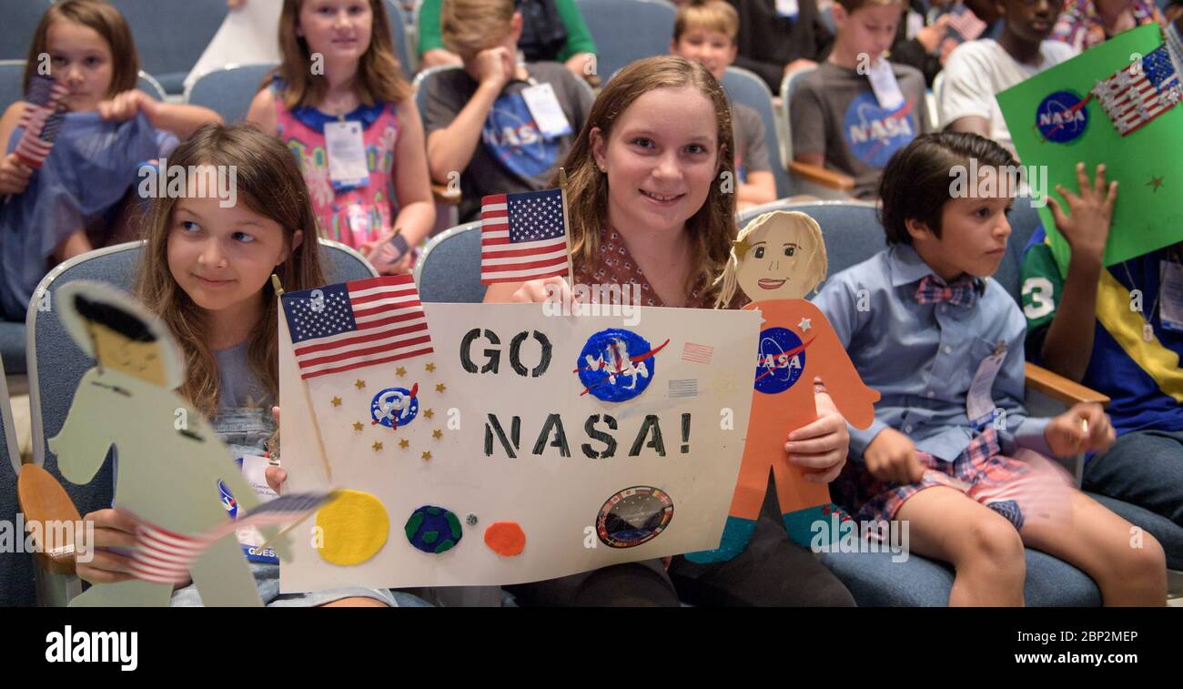 Les équipages de vol les engins spatiaux commerciaux sont annoncés des enfants des écoles locales sont vus lors d’un événement de la NASA annonçant les astronautes affectés à l’équipage des premiers essais et missions en vol du Boeing CST-100 Starliner et du SpaceX Crew Dragon, le vendredi 3 août 2018 au Johnson Space Center de la NASA à Houston, au Texas. Banque D'Images