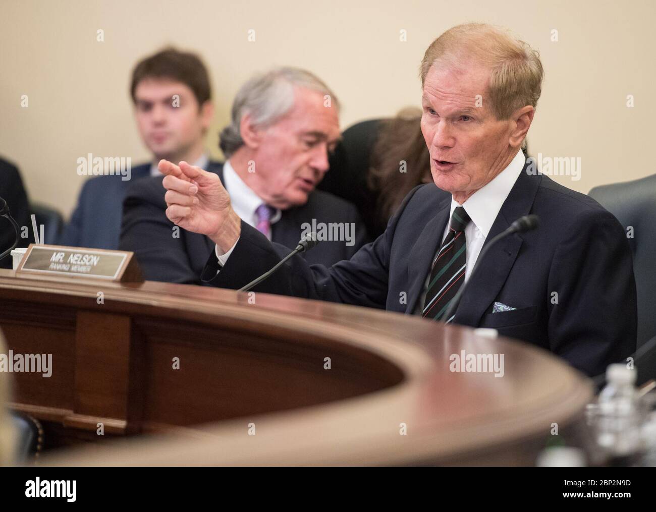 L'Administrateur de la NASA à l'audience du sous-comité sur l'espace, la science et la compétitivité le sénateur Bill Nelson, D-FLA, pose une question à l'administrateur de la NASA Jim Bridenstine lors d'une audience du sous-comité sur l'espace, la science et la compétitivité intitulée « course spatiale mondiale : S'assurer que les États-Unis restent le leader dans l'espace », le mercredi 26 septembre 2018, à l'édifice Russell Senate Office, à Washington. Banque D'Images