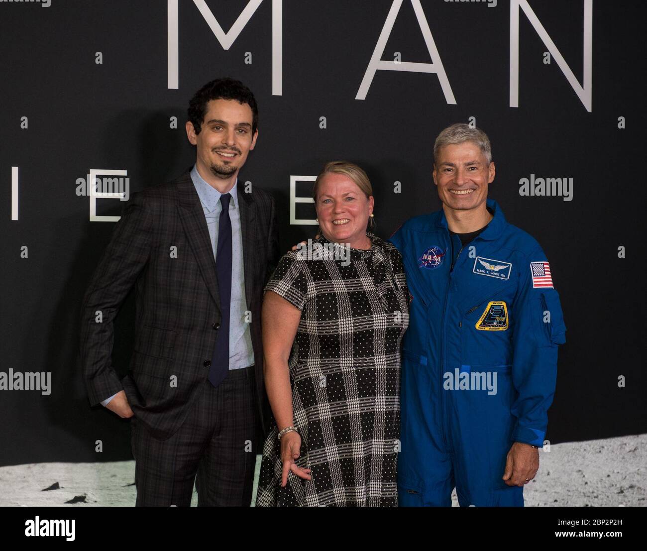 L'astronaute de la NASA Mark Vande Hei et son épouse Julie posent avec le réalisateur Damien Chazelle lors de la première du film 'First Man' au Smithsonian National Air and Space Museum à Washington, DC, le 4 octobre 2018. Banque D'Images