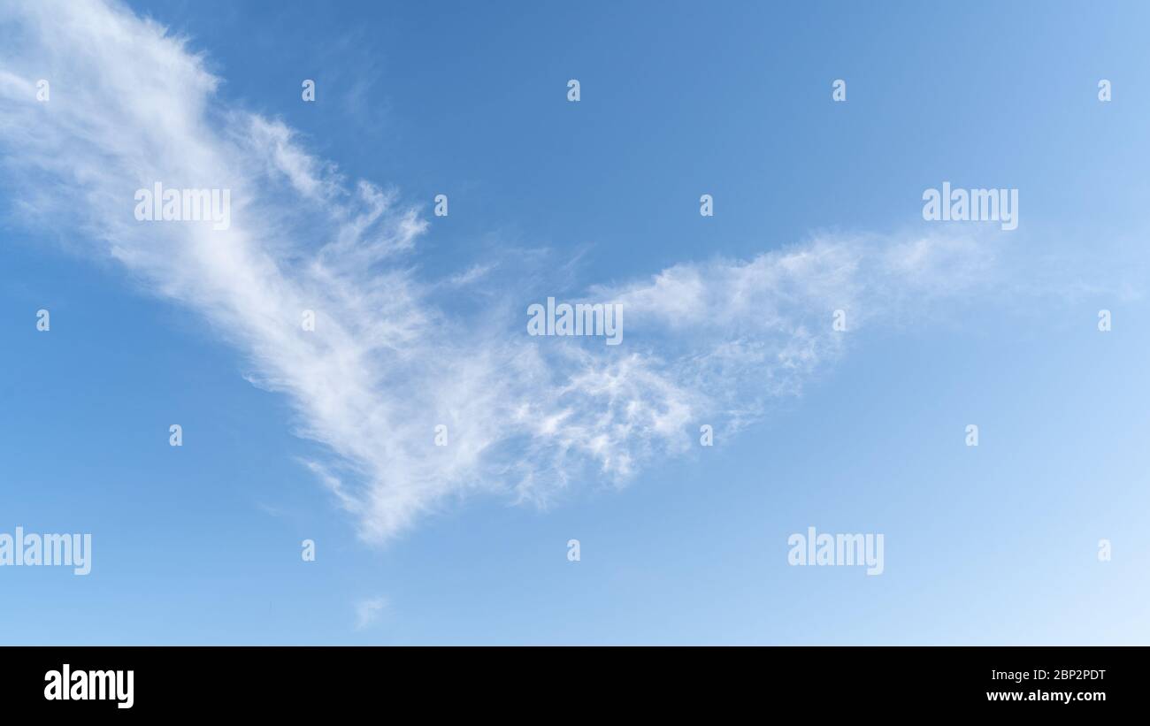 Ciel bleu avec structure de nuages blancs Banque D'Images