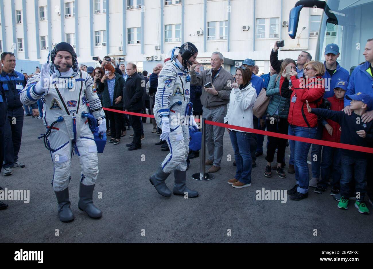 Expédition 57 Preflight expédition 57 l'ingénieur de vol Alexey Ovchinin de Roscosmos, à gauche, et l'ingénieur de vol Nick Hague de la NASA disent adieu à la famille alors qu'ils quittent le bâtiment 254 pour leur lancement sur une fusée Soyouz, le jeudi 11 octobre 2018 au Cosmodrome de Baikonour, au Kazakhstan. Pendant l'ascension du vaisseau spatial Soyuz en orbite, une anomalie s'est produite, entraînant un abandon de la portée inférieure. L'équipage a été rapidement récupéré et est en bon état. Banque D'Images