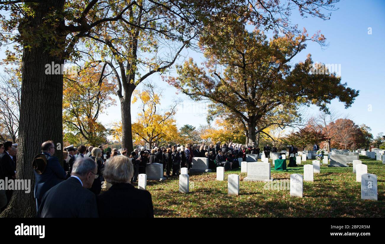 Alan Bean Interment la famille et les amis de l'ancien astronaute Alan Bean sont vus pendant les services d'internement, le jeudi 8 novembre 2018, au cimetière national d'Arlington, en Virginie. Sélectionné comme astronaute en 1963, Bean a volé deux fois dans l'espace, devenant le quatrième humain à marcher sur la Lune le 19 novembre 1969 et a passé 59 jours dans l'espace comme commandant de la deuxième mission Skylab en 1973. Banque D'Images