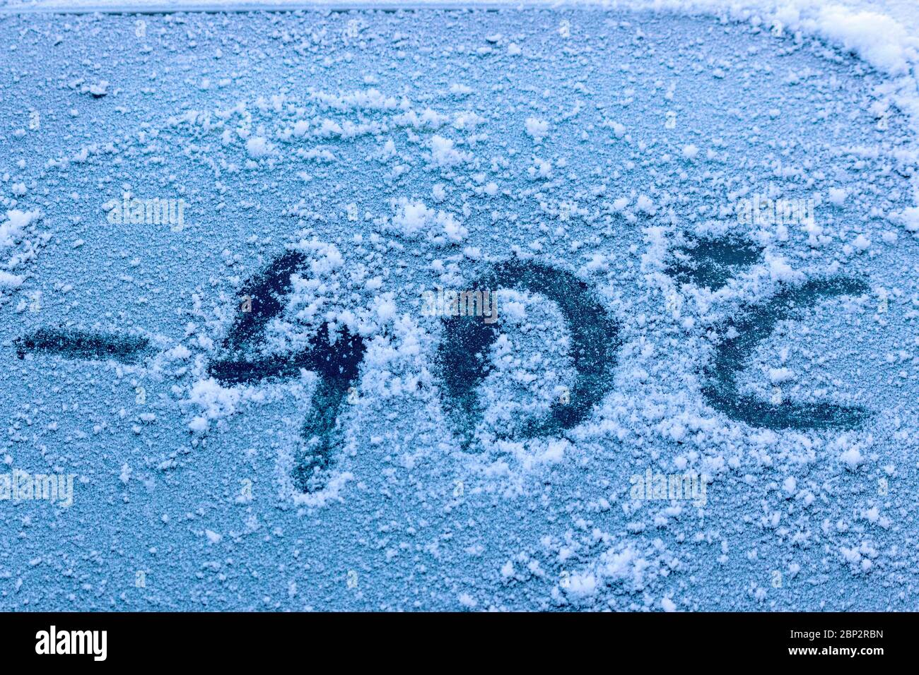 Pression anormale et froid d'hiver. L'inscription sur glace ou verre congelé est une température négative. Banque D'Images