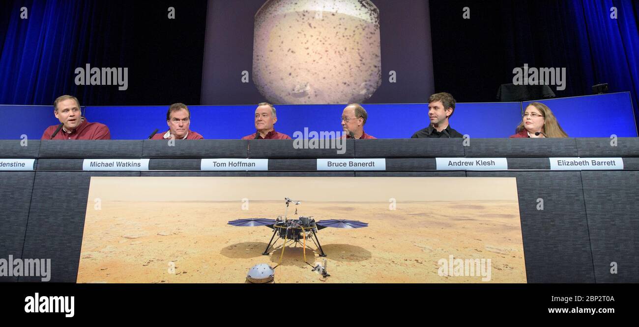 Mars Insight Conférence de presse après atterrissage Administrateur de la NASA Jim Bridenstine, à gauche, Directeur de JPL Michael Watkins, Directeur de projet Insight Tom Hoffman, chercheur principal Insight Bruce Banerdt, Marco ingénieur en chef Andy Klesh, Et la responsable des opérations des instruments Insight Elizabeth Barrett, donne un aperçu de Mars après l'atterrissage conférence de presse, lundi 26 novembre 2018 au Jet propulsion Laboratory de la NASA à Pasadena, Californie. Insight, abréviation de Interior exploration utilisant Seismic investigations, Geodesy et Heat transport, est un Mars lander conçu pour étudier "l'espace intérieur" de Mars: Son cr Banque D'Images