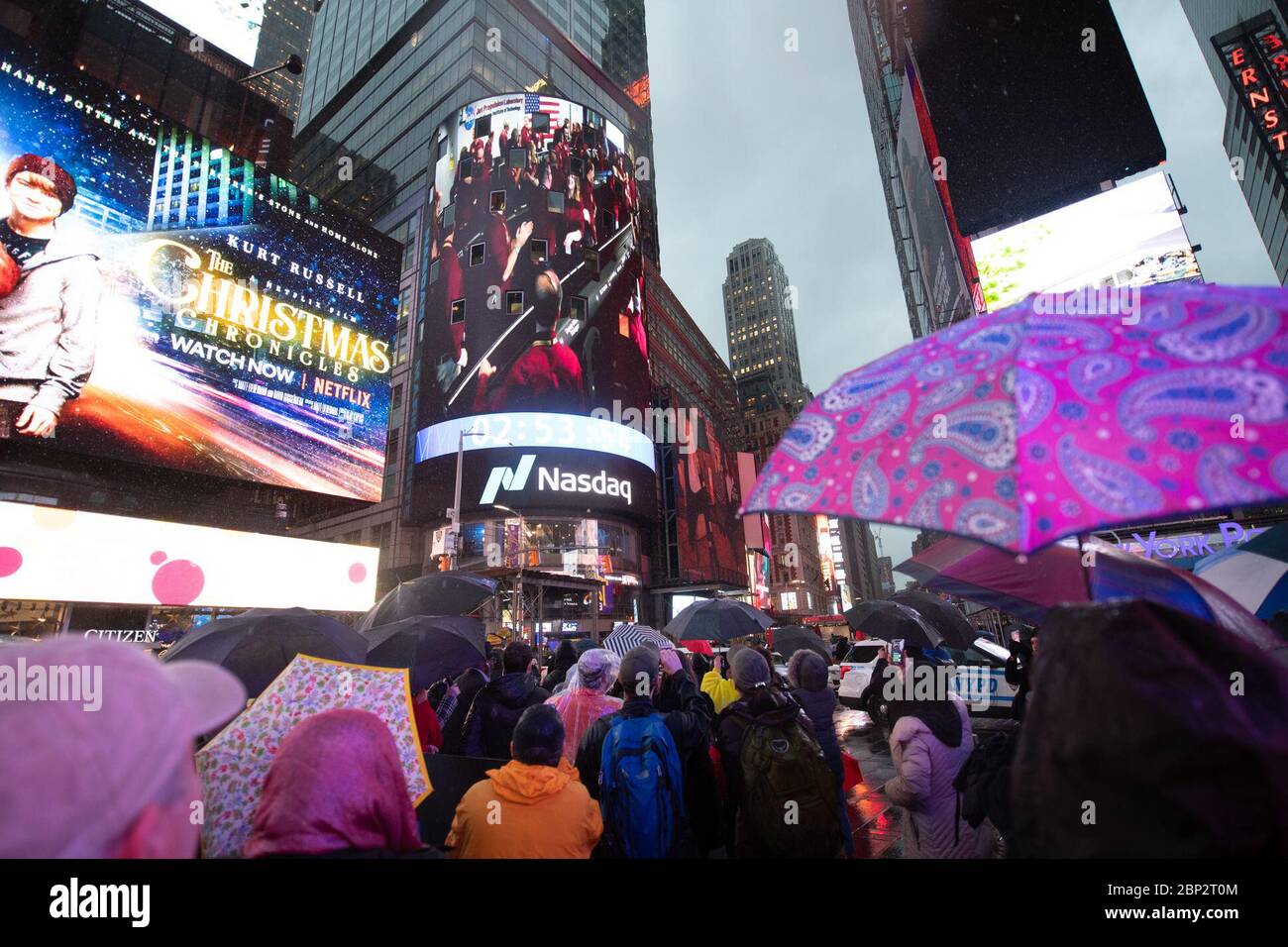 Le 26 novembre 2018, les spectateurs de Times Square ont regardé une retransmission en direct de l'atterrissage réussi du vaisseau spatial InSight de la NASA sur mars. L'équipe InSight a célébré au Jet propulsion Laboratory de la NASA après avoir reçu la confirmation du toucher de l'atterrisseur sur la surface martienne. Banque D'Images