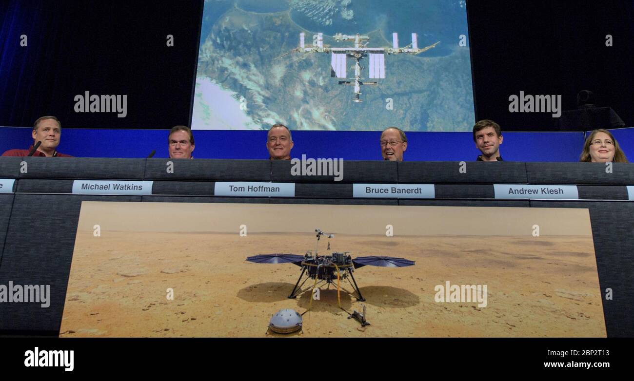 Mars Insight Conférence de presse après atterrissage Administrateur de la NASA Jim Bridenstine, à gauche, Directeur de JPL Michael Watkins, Directeur de projet Insight Tom Hoffman, chercheur principal Insight Bruce Banerdt, Marco ingénieur en chef Andy Klesh, Elizabeth Barrett, responsable des opérations des instruments Insight, écoute les commentaires de l'équipage de la Station spatiale internationale lors d'une conférence de presse après l'atterrissage de Mars Insight, le lundi 26 novembre 2018 au Jet propulsion Laboratory de la NASA à Pasadena, en Californie. Insight, abréviation de Interior exploration utilisant Seismic investigations, Geodesy et Heat transport, est un Mars l Banque D'Images