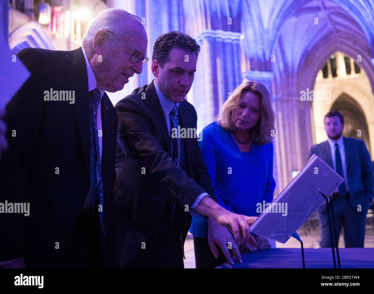 Spirit of Apollo - 50e anniversaire d'Apollo 8 l'astronaute d'Apollo 8 Jim Lovell, à gauche, Andrew Johnston, vice-président pour l'astronomie et les collections au Planétarium Adler de Chicago, au centre, et Ellen Stofan, directrice du musée national de l'air et de l'espace de Smithsonian, à droite, Regardez le plan de vol Apollo 8 de Lovell lors de l'événement Spirit of Apollo du Smithsonian National Air and Space Museum commémorant le 50e anniversaire d'Apollo 8, le mardi 11 décembre 2018 à la cathédrale nationale de Washington, Washington. Apollo 8 a été le premier voyage de l'humanité vers un autre monde, emportant les astronautes Frank Bor Banque D'Images