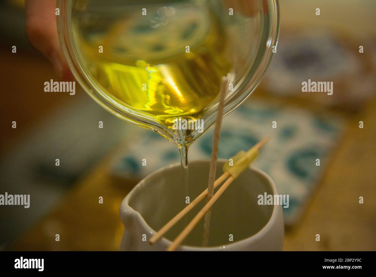 Un gros plan de cire de soja chaude remplissant une bougie. Photo de haute qualité Banque D'Images