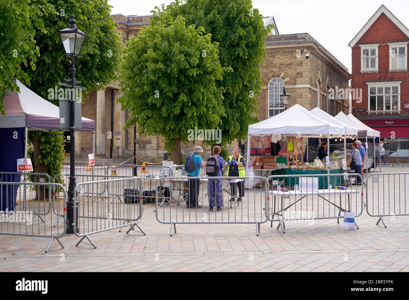 Les personnes qui entrent sur un marché en plein air sont informées des mesures de sécurité à prendre en cas d'urgence du coronavirus Banque D'Images