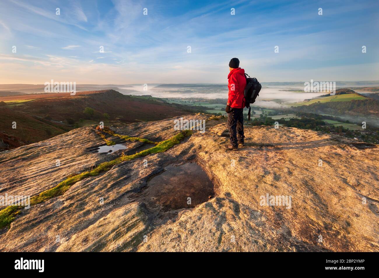 Un Walker à Curbar Edge, parc national de Peak District, Derbyshire, Angleterre, RU Banque D'Images