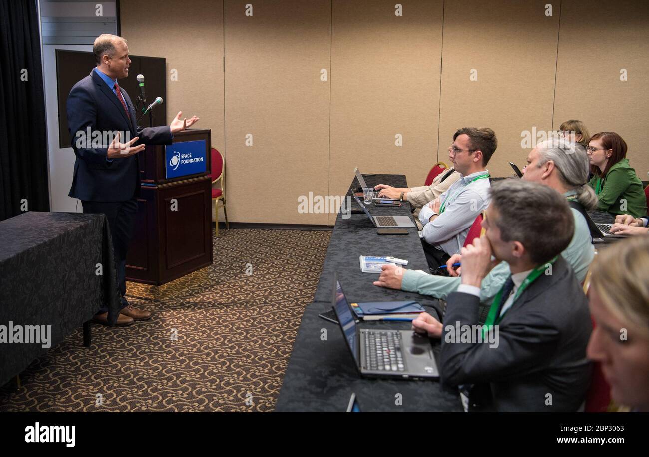 Symposium spatial - rencontre avec les médias Jim Bridenstine, administrateur de la NASA, parle avec les médias au Symposium spatial, le mardi 9 avril 2019, au Broadmoor Hall à Colorado Springs, Colorado. Banque D'Images