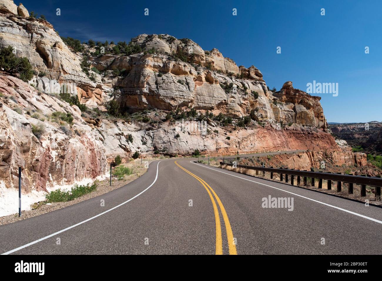 La pittoresque autoroute 12 serpentant à travers le monument national Grand Staircase Escalante dans l'Utah Banque D'Images
