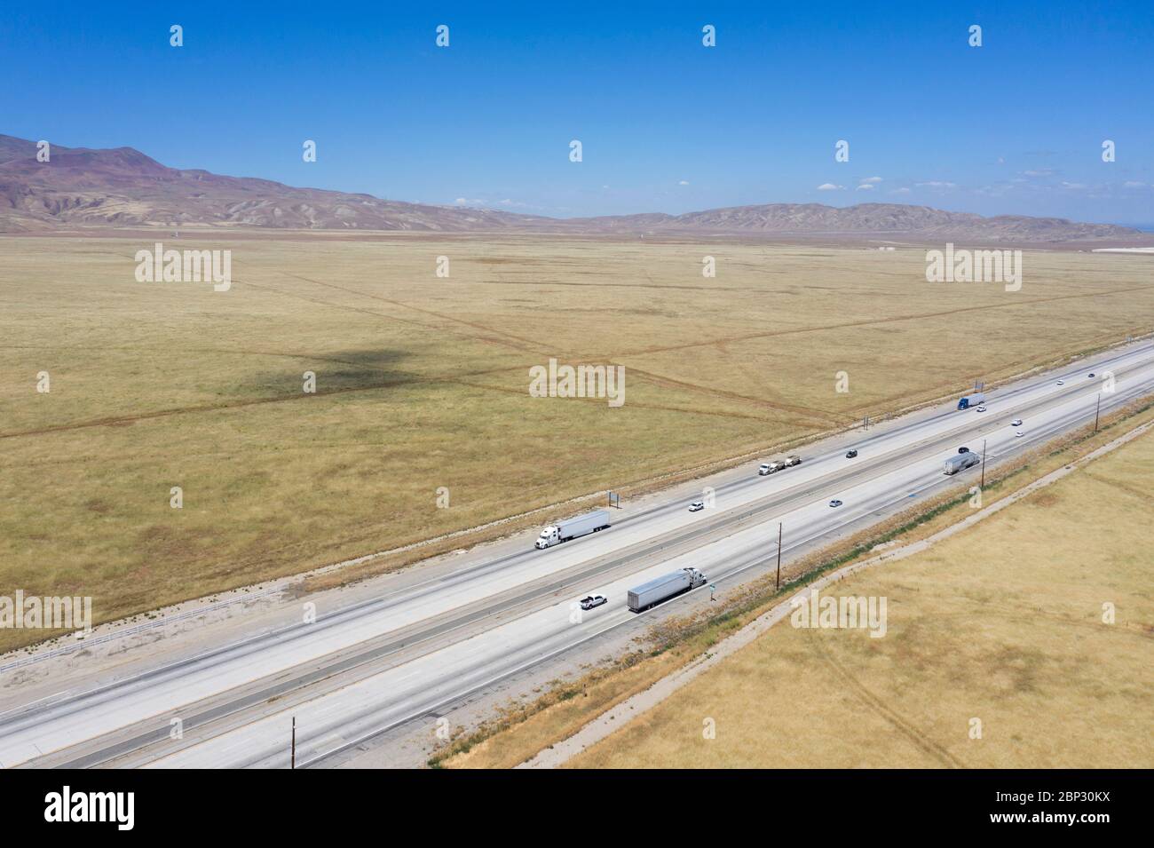 Interstate I-5 traversant la vallée centrale sèche de Californie s'étendant jusqu'à l'horizon Banque D'Images