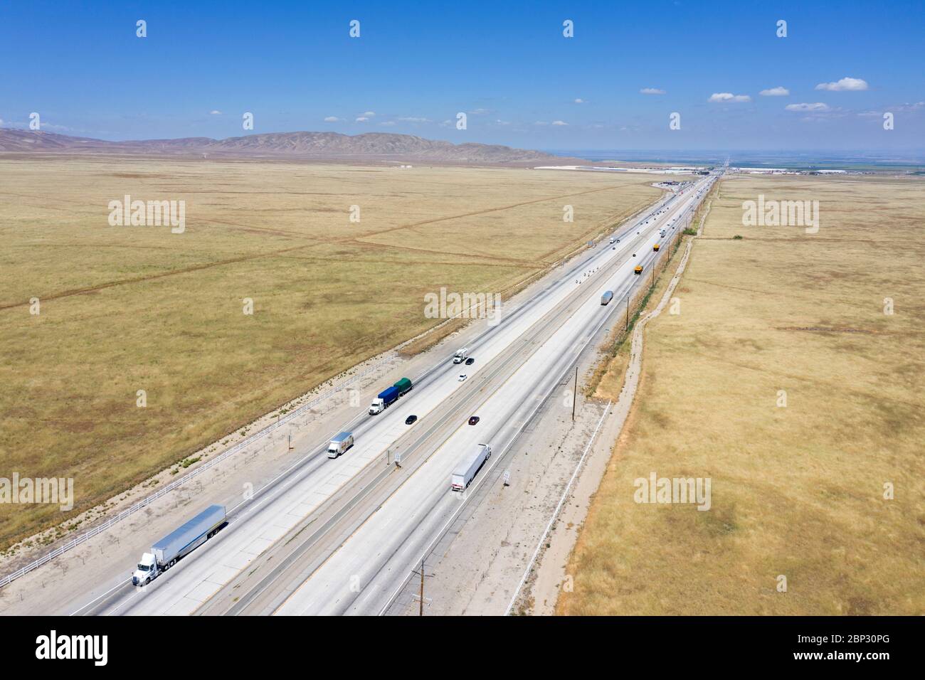 Interstate I-5 traversant la vallée centrale sèche de Californie s'étendant jusqu'à l'horizon Banque D'Images