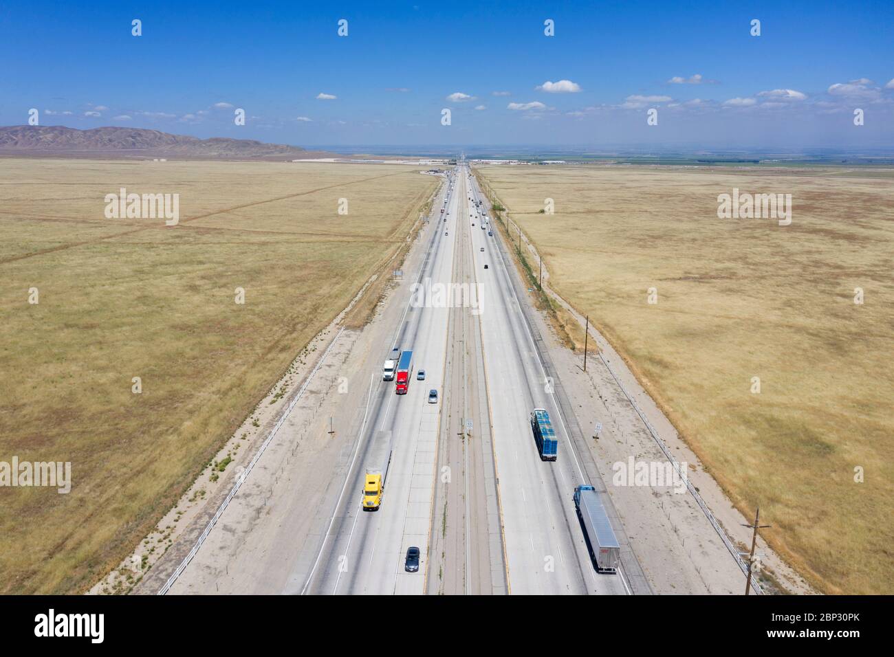 Interstate I-5 traversant la vallée centrale sèche de Californie s'étendant jusqu'à l'horizon Banque D'Images