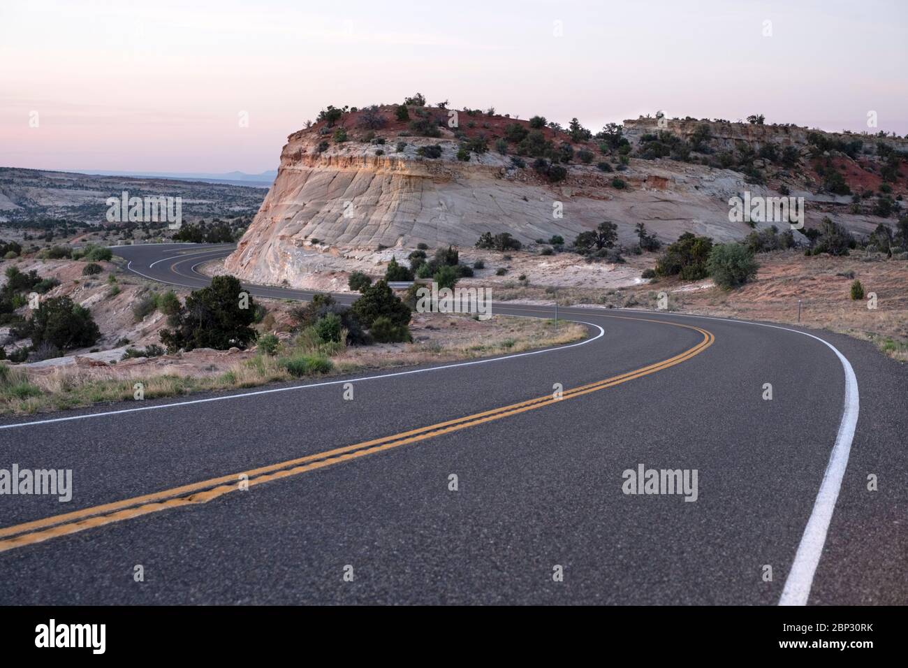 Une bande tortueux de la route panoramique 12 à Escalante, Utah Banque D'Images