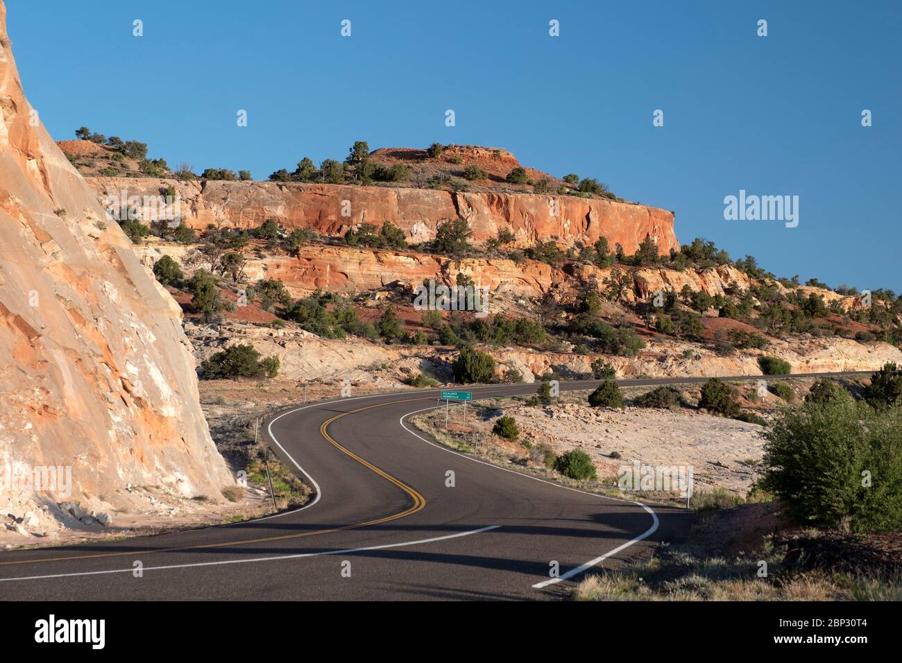 Une bande tortueux de la route panoramique 12 à Escalante, Utah Banque D'Images