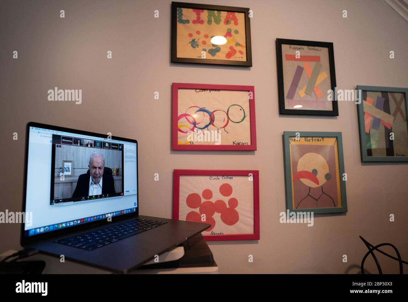 Washington, États-Unis. 17 mai 2020. L'ancien président brésilien Luiz dans le CIO Lula da Silva de‡, est vu sur un écran près des œuvres d'art pour enfants en conduit une interview avec Amna Nawaz (non représenté), le correspondant national senior de PBS NewsHour et l'ancre de premier suppléant, de son studio à domicile pendant la pandémie du coronavirus, à Alexandria, Virginie le jeudi 14 mai, 2020. PBS, comme d'autres organismes de presse, ont fermé leurs studios principaux et mis en place leurs correspondants et ancres avec les studios à domicile pour aider à arrêter la propagation de COVID-19. Photo de Kevin Dietsch/UPI crédit: UPI/Alay Live News Banque D'Images