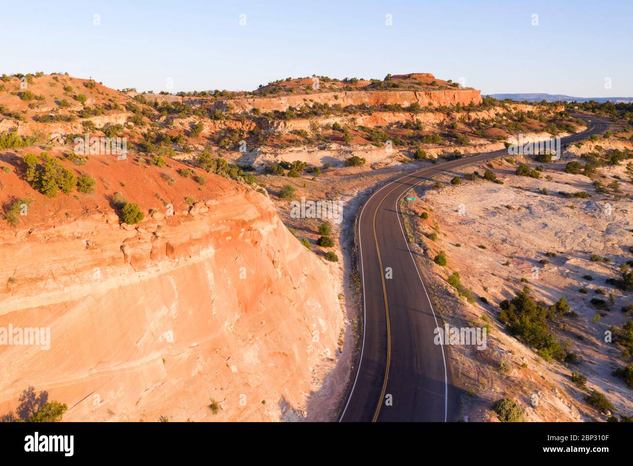 Vues aériennes de la magnifique autoroute 12 à Head of the Rocks dans le monument national Grand Staircase Escalante, Utah Banque D'Images