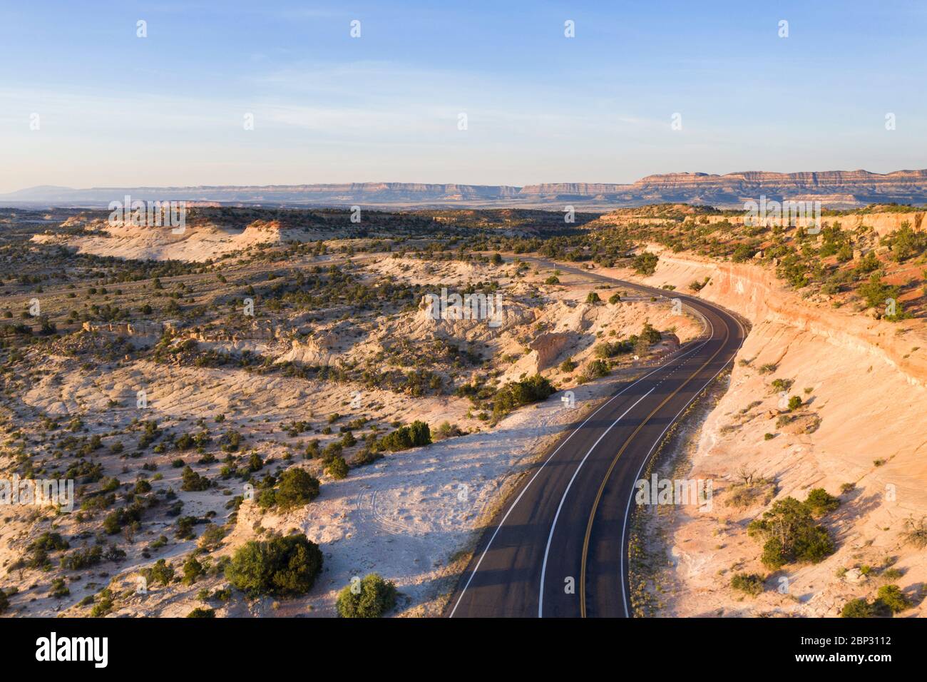Vues aériennes de la magnifique autoroute 12 à Head of the Rocks dans le monument national Grand Staircase Escalante, Utah Banque D'Images