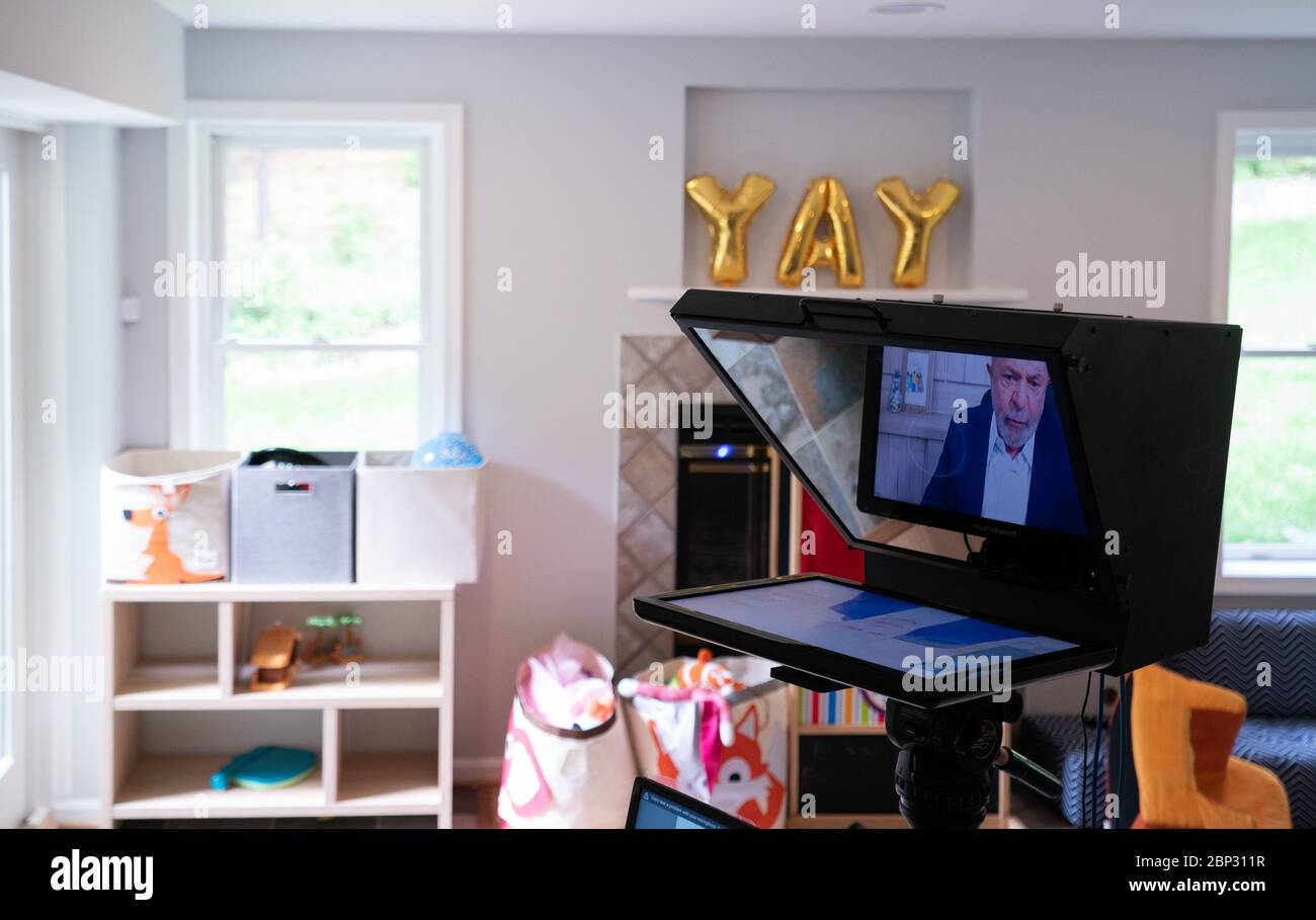 Washington, États-Unis. 17 mai 2020. L'ancien président brésilien Luiz dans le CIO Lula da Silva de‡, est vu sur un écran près des œuvres d'art pour enfants en conduit une interview avec Amna Nawaz (non représenté), le correspondant national senior de PBS NewsHour et l'ancre de premier suppléant, de son studio à domicile pendant la pandémie du coronavirus, à Alexandria, Virginie le jeudi 14 mai, 2020. PBS, comme d'autres organismes de presse, ont fermé leurs studios principaux et mis en place leurs correspondants et ancres avec les studios à domicile pour aider à arrêter la propagation de COVID-19. Photo de Kevin Dietsch/UPI crédit: UPI/Alay Live News Banque D'Images