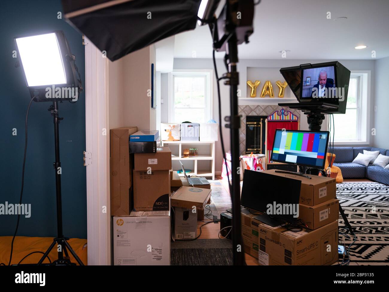 Washington, États-Unis. 17 mai 2020. L'ancien président brésilien Luiz dans le CIO Lula da Silva de‡, est vu sur un écran près des œuvres d'art pour enfants en conduit une interview avec Amna Nawaz (non représenté), le correspondant national senior de PBS NewsHour et l'ancre de premier suppléant, de son studio à domicile pendant la pandémie du coronavirus, à Alexandria, Virginie le jeudi 14 mai, 2020. PBS, comme d'autres organismes de presse, ont fermé leurs studios principaux et mis en place leurs correspondants et ancres avec les studios à domicile pour aider à arrêter la propagation de COVID-19. Photo de Kevin Dietsch/UPI crédit: UPI/Alay Live News Banque D'Images