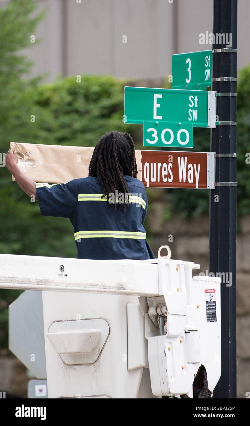 Le 12 juin 2019, une cérémonie de dédicace a eu lieu au siège de la NASA à Washington, D.C. où la rue en face du bâtiment a été rebaptisée 'Hidden figures Way' pour honorer les femmes pionnières en mathématiques et en ingénierie, y compris Katherine Johnson, Dorothy Vaughan et Mary Jackson. Banque D'Images