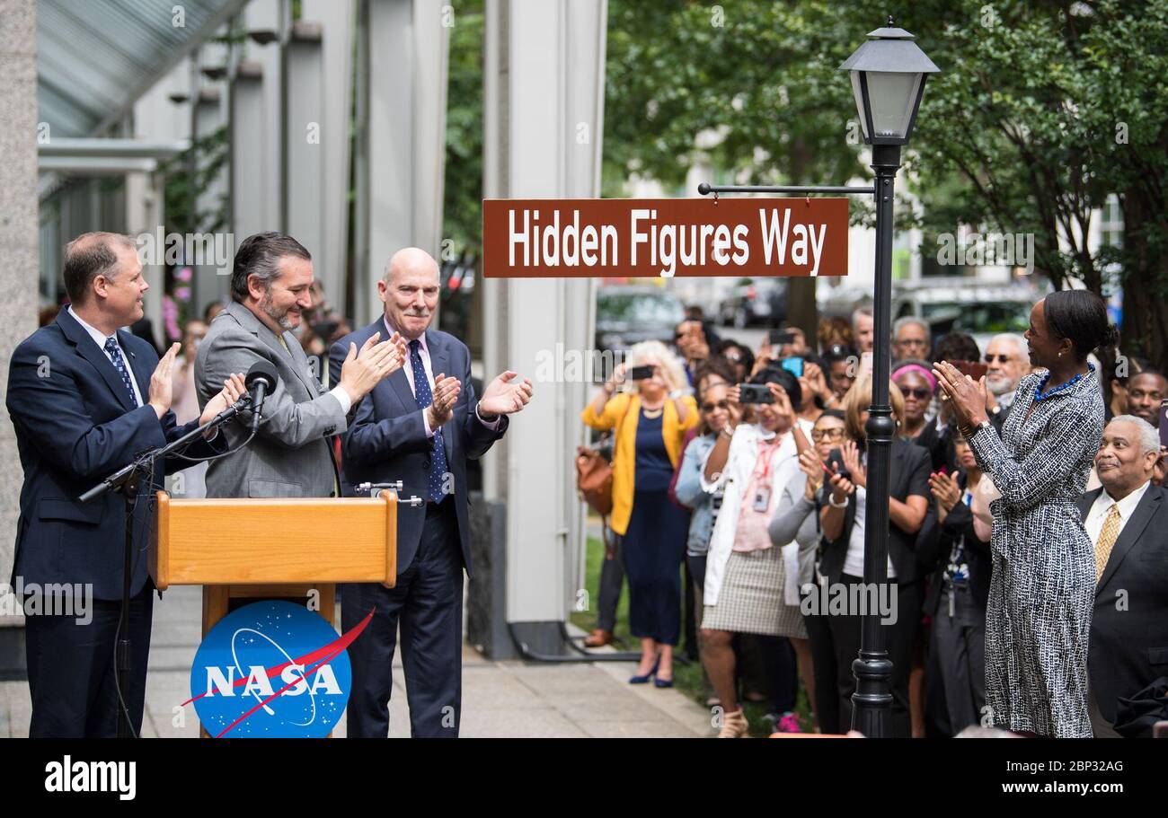 Dédicace « Hidden Figures Way » l'administrateur de la NASA, Jim Bridenstine, à gauche, le sénateur américain Ted Cruz, R-Texas, deuxième de gauche, le président du Conseil de D.C. Phil Mendelson, troisième de gauche, Et Margot Lee Shetterly, auteur du livre "Hidden Figures", à droite, dévoile le panneau "Hidden Figures Way" lors d'une cérémonie de dédicace, le mercredi 12 juin 2019 au siège de la NASA à Washington, DC. Le 300 bloc de E Street SW devant le siège de la NASA a été désigné comme "Hidden Figures Way" pour honorer Katherine Johnson, Dorothy Vaughan, Mary Jackson et toutes les femmes wh Banque D'Images
